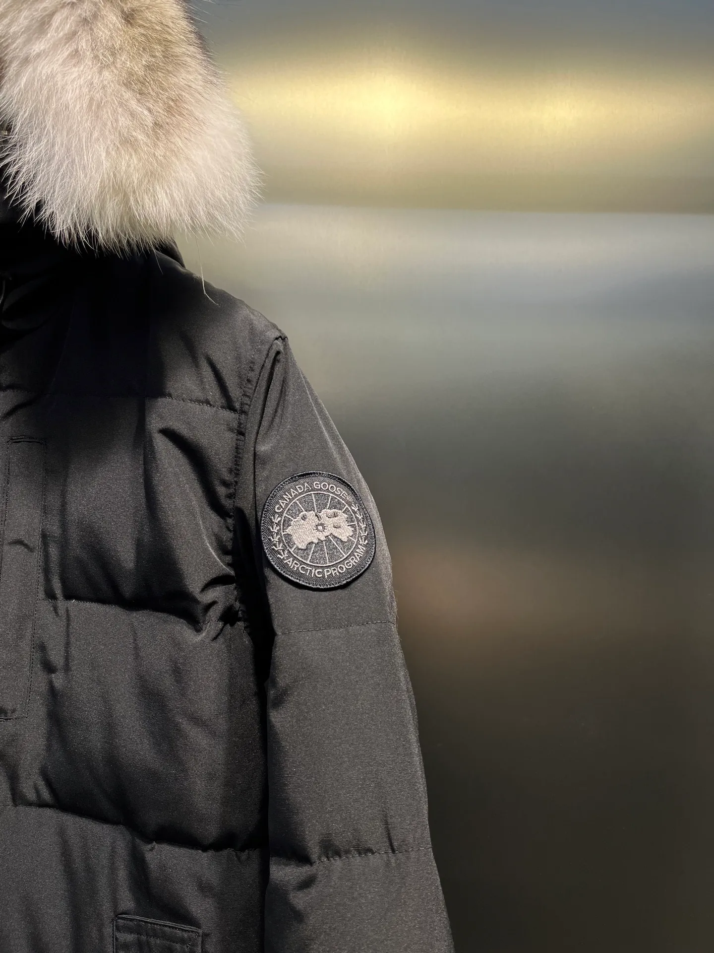 P860 Canada Goose 14 models Canada Goose🌟 Natural Siberian coyote fur collar, the delicate and strong feel, is the sense of life that comes from the erosion of natural wind and frost! Authentic version! All the details are in place! The fabric is made of high-density nano-level waterproof fabric, which is windproof and wear-resistant, and has a certain thickness! The down is 90% national standard white duck down, which can be taken for testing. It uses an imported down flushing machine for accurate down flushing! The grams are guaranteed to be the same. It will not be like the hand racing in small workshops, resulting in more velvet here and less velvet there. The zipper is the YKK brand used by Canada Goose! Smooth and comfortable on both sides! In order to prevent cold wind from pouring in, a double closure design is adopted. On the premise of the traditional zipper fly, a secondary closure with large military buttons is used to bring better warmth retention effect. It retains the classic hooded design and uses super large luxurious wolf fur to protect against wind and cold! The fur collar is removable! It doesn’t matter how low the temperature is this winter, a big goose suit is enough. I’ll give you the wind and temperature!  Size: s-xxl